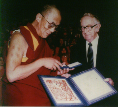 Sua Santità il Dalai Lama mentre riceve il premio Nobel